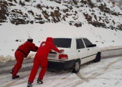 رها سازی بیش از 430 خودرو گرفتار در برف در جاده های کردستان