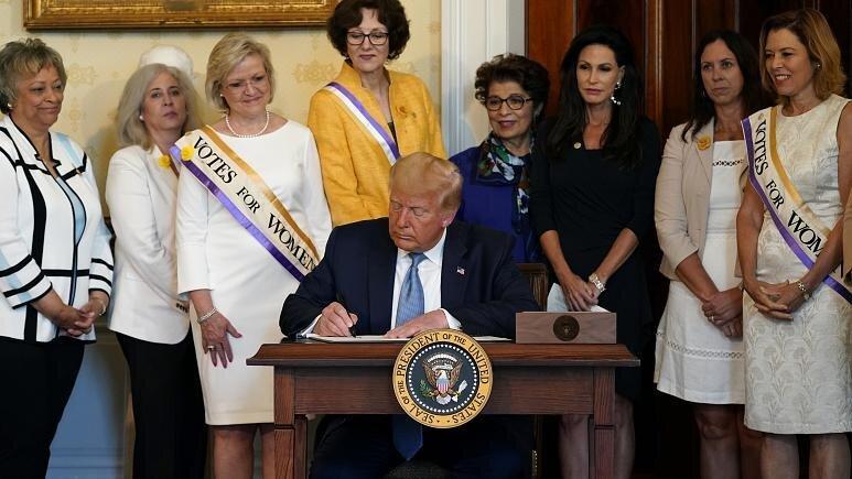 ترامپ حکم عفو اولین رای دهنده زن آمریکایی که 148 سال پیش محکوم شده بود را امضا کرد، عکس
