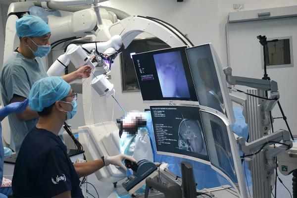 ربات هوش مصنوعی چینی ها برای جراحی های کم تهاجمی مغز